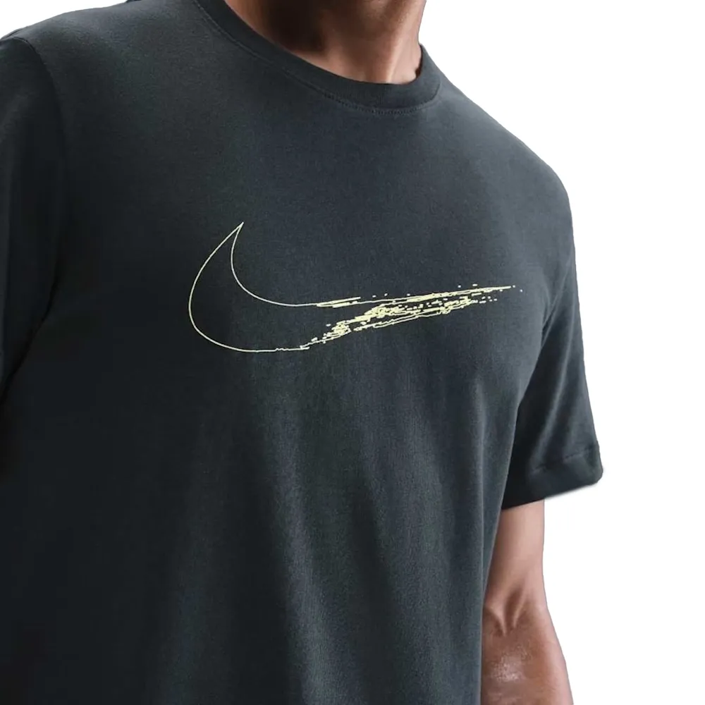Camiseta masculina Nike Dri-FIT preta vista lateral com logo visível